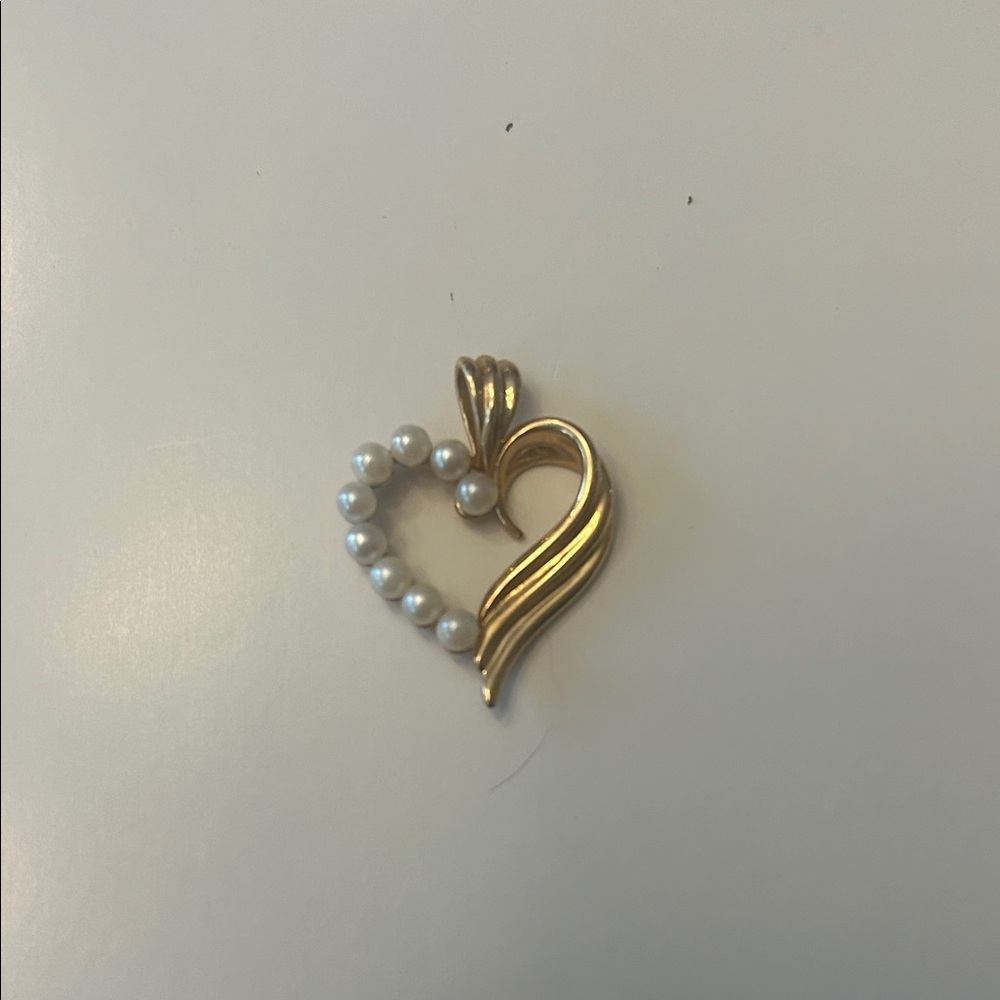Elegant Gold and Pearl Heart Pendant